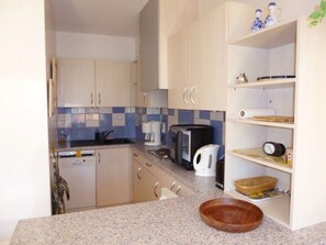 Fridge, microwave, stovetop, dishwasher - 6-person apartment with balcony, ski-in access, parking and ski locker (Arette)