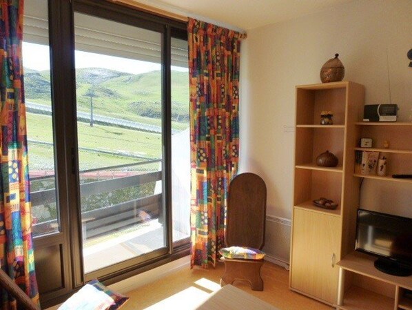 TV - 6-person apartment with balcony, ski-in access, parking and ski locker (Arette)