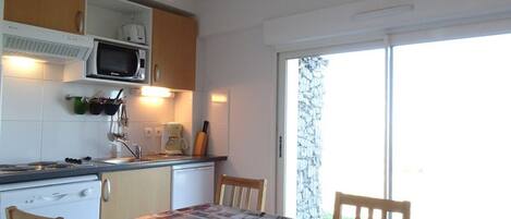 雪櫃、微波爐、爐具、洗碗機