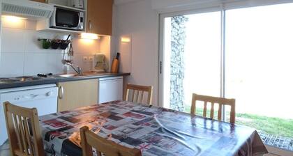 Cozy Ski-In/Ski-Out Apt, Sleeps 6, Mountain Views, Free Parking, Ski Locker, TV, Dishwasher