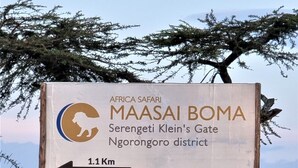 Naamplaatje voor Maasai Boma, met aanduiding van Serengetii Klein's Gate en het Ngorongoro district, plus een afstandsaanduiding van 1,1 km.