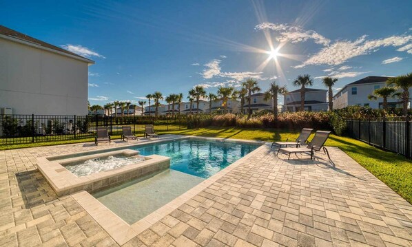 Een verwarmd zwembad