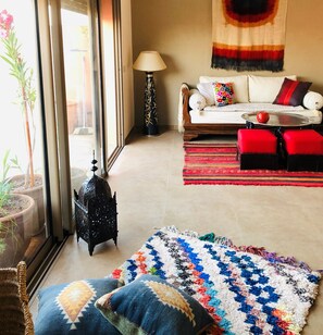 Télévision, livres, chaîne hi-fi