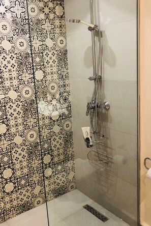 Dusche, Haartrockner, Handtücher, Seife