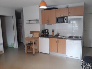 Fridge, microwave, stovetop, dishwasher - Ski-in/Ski-out: Cozy Apartment for 6 with Mountain Views, Parking & Modern Amenities (Arette)