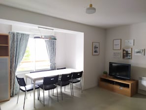 Dining - Ski-in/Ski-out: Cozy Apartment for 6 with Mountain Views, Parking & Modern Amenities (Arette)