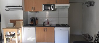 Ski-in/Ski-out: Cozy Apartment for 6 with Mountain Views, Parking & Modern Amenities