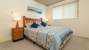 2 slaapkamers, een strijkplank/strijkijzer, beddengoed