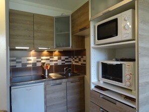 Réfrigérateur, micro-ondes, four, plaque de cuisson