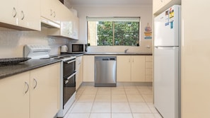 Frigorifero, microonde, forno, piano cottura