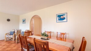 Dining - Seaspray 2 - Pebbly Beach (Forster)