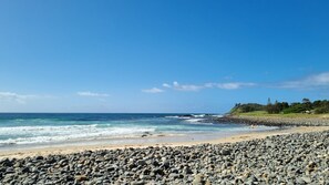På stranden