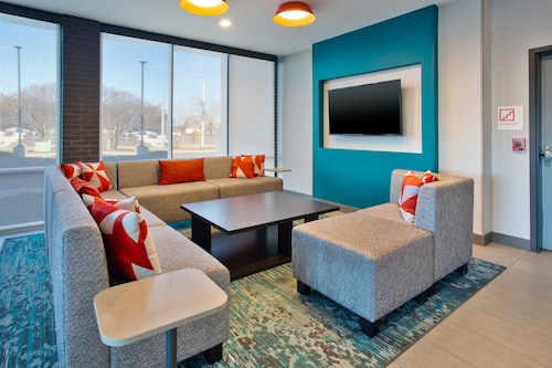 avid hotel Detroit Warren by IHG