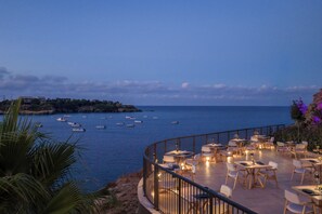 Outdoor dining - Castello Infinity Suites - Adults Only (Malevizi)