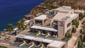 Een modern hotel met oneindige zwembaden, terrasjes en uitzicht op zee.