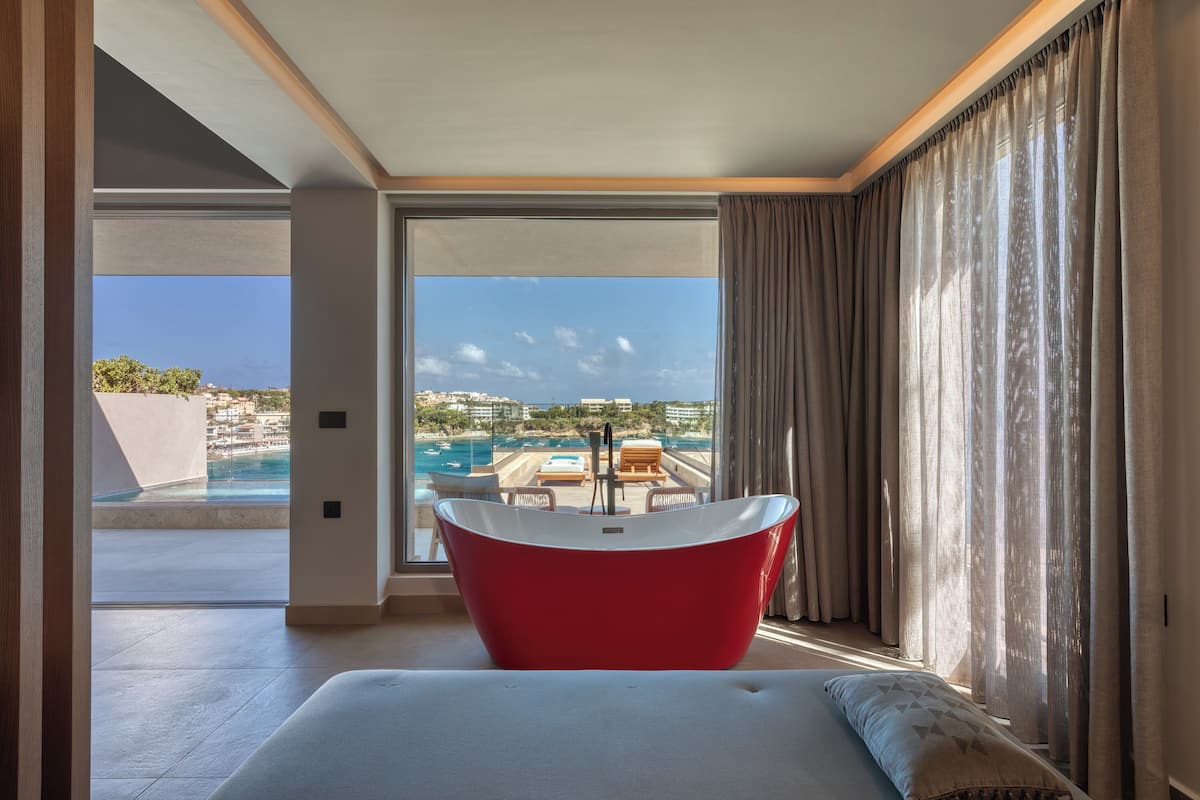 Ruby Executive Suite with Outdoor Heated Plunge Pool & Hydromassage - Sea View | Egyptian cotton sheets, premium bedding, down comforters