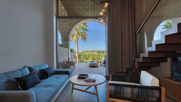 Black Pearl Maisonette with Outdoor Heated Plunge Pool & Hydromassage | 山景