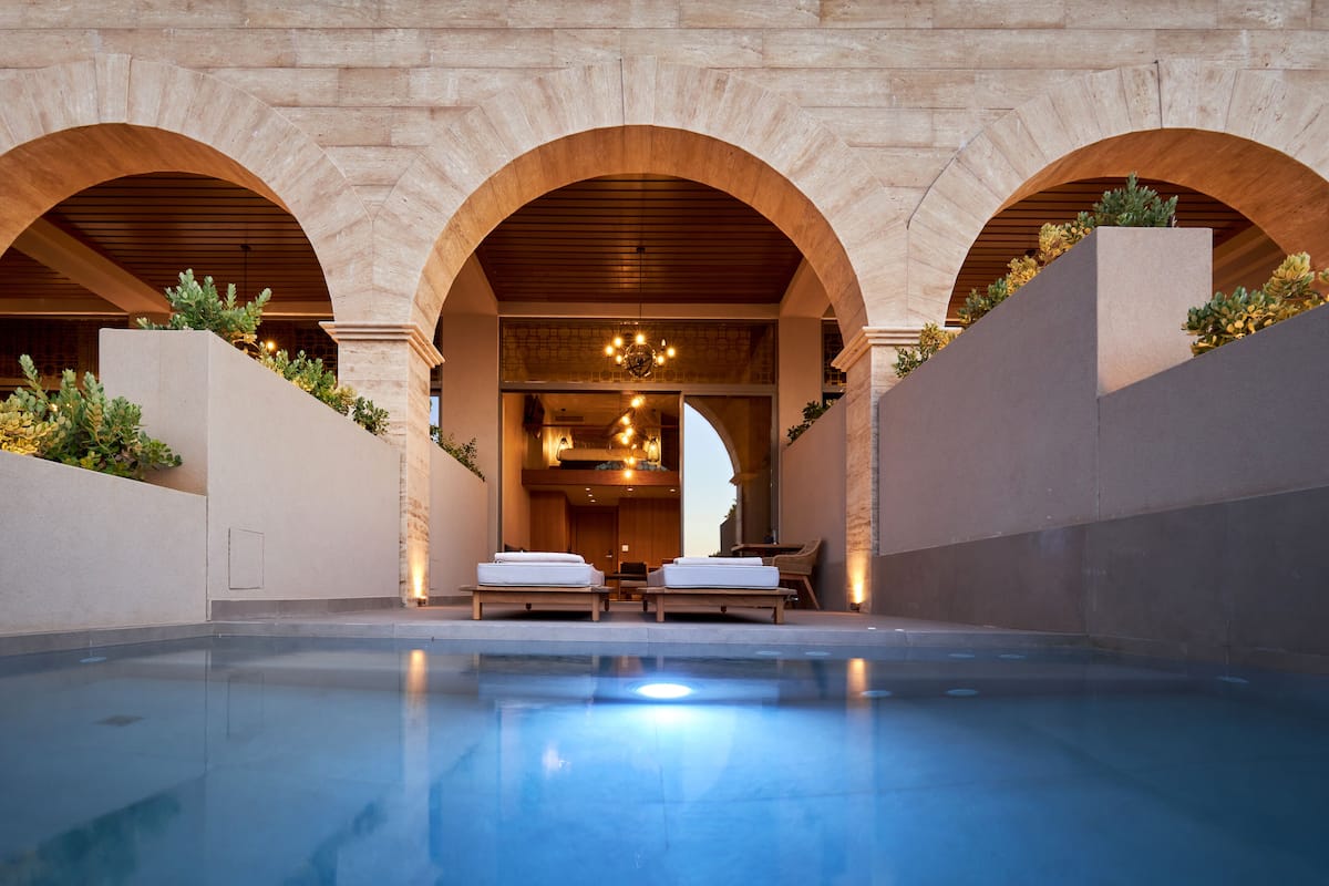 Black Pearl Maisonette with Outdoor Heated Plunge Pool & Hydromassage | 1 habitación, sábanas de algodón egipcio y ropa de cama de alta calidad