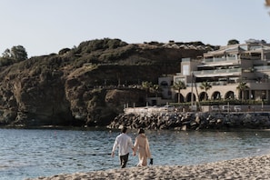En la playa y playa de arena blanca