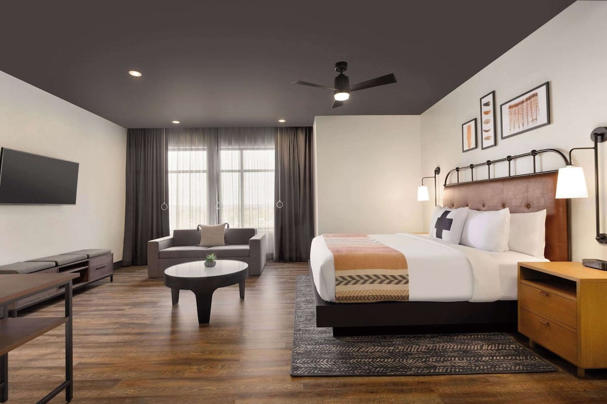 junior suite, 1 king bed, accessible, non smoking (mobility) | premium bedding, pillow-top beds, in-room safe, desk