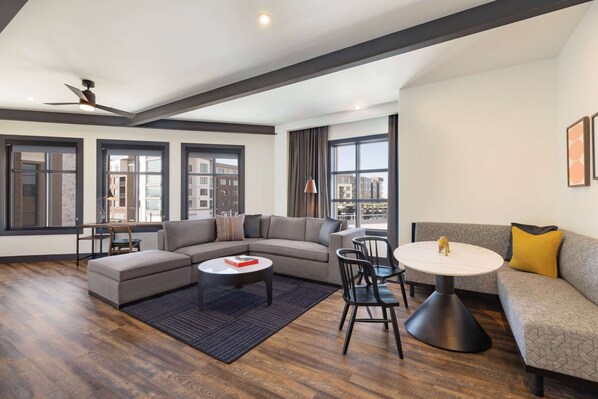 Executive Suite, 1 King Bed, Non Smoking