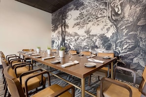 S'hi serveixen esmorzars, dinars, sopars i plats de cuina local