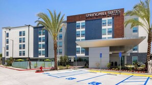 Ett modernt hotell med en skylt som visar texten ”SPRINGHILL SUITES BY MARRIOTT”.