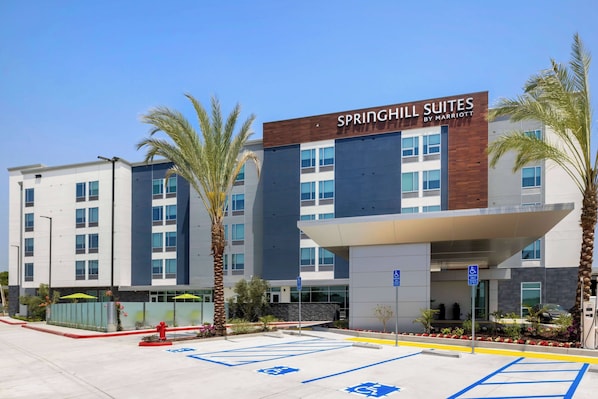A modern hotel with a sign reading "SPRINGHILL SUITES BY MARRIOTT". - SpringHill Suites by Marriott Anaheim Placentia/Fullerton (Placentia)