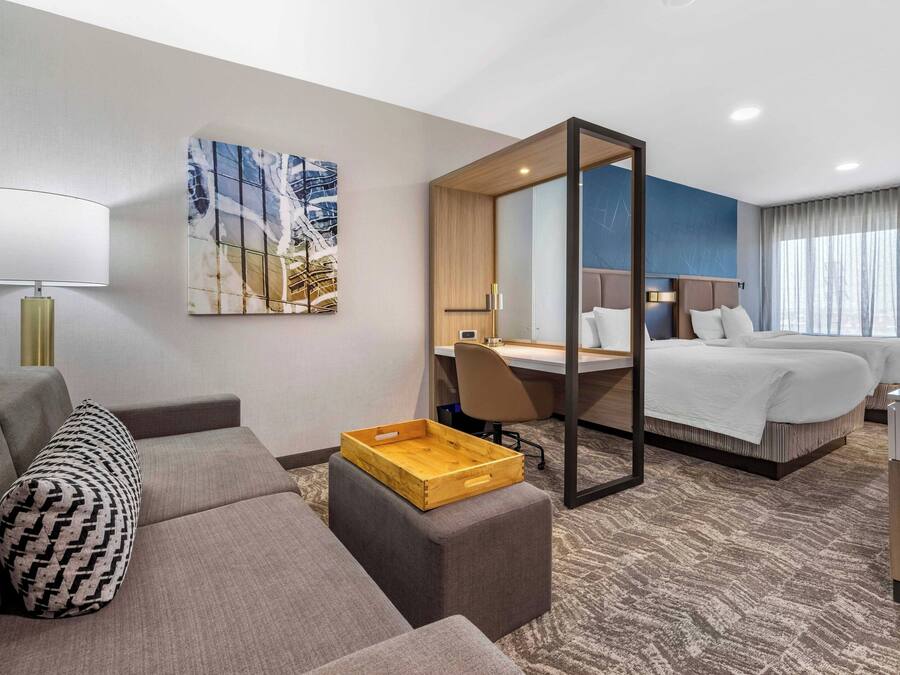 Suíte, 2 camas Queen | Roupas de cama premium, ferros/tábuas de passar roupa, Wi-Fi de cortesia