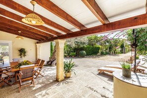 تناول الطعام بالخارج