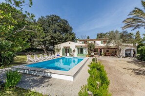 A pool with lounge chairs, a house with a garden, and a clear sky. - Pollensa holiday villa 31 with pool, well situated, Creus (Pollensa / Pollença)