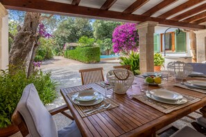 تناول الطعام بالخارج