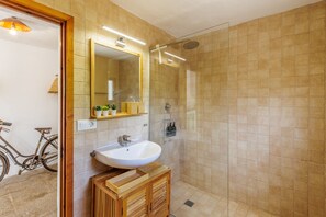 Bathtub, hair dryer, towels, soap - Pollensa holiday villa 31 with pool, well situated, Creus (Pollensa / Pollença)