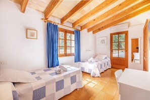 4 عدّة غرف نوم وخزنة داخل الغرفة ومكواة/لوح كي وسرير سفر