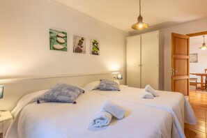 4 عدّة غرف نوم وخزنة داخل الغرفة ومكواة/لوح كي وسرير سفر