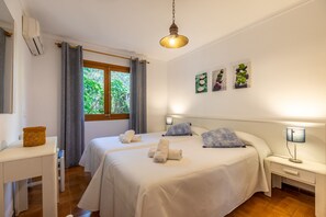 4 soverom, safe på rommet, strykejern/-brett og reiseseng for barn