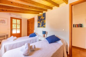 4 chambres, coffres-forts dans les chambres, fer et planche à repasser