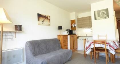 Charming Studio for 5 - Ski-in/Ski-out, Balcony with View, Free Parking, Near Shops
