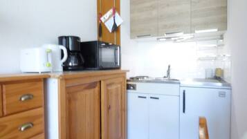 Fridge, microwave, stovetop