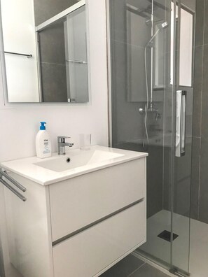 Baignoire, sèche-cheveux, serviettes fournies, papier toilette