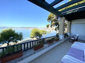 Terrace/patio - Sea front partment on Puerto Pollença Pinewalk, Kika (Pollensa / Pollença)