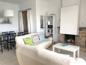 TV, DVD player, books - Sea front partment on Puerto Pollença Pinewalk, Kika (Pollensa / Pollença)