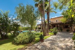 Property grounds - Elegant 4 bedroom villa in Mancor de la Vall (Mancor de la Vall)