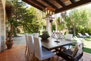 Outdoor dining - Elegant 4 bedroom villa in Mancor de la Vall (Mancor de la Vall)