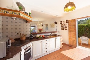 Fridge, microwave, oven, stovetop - Elegant 4 bedroom villa in Mancor de la Vall (Mancor de la Vall)