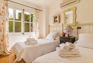 4 bedrooms, iron/ironing board, free WiFi, bed sheets