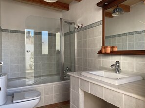 Bathtub, bidet, towels, toilet paper
