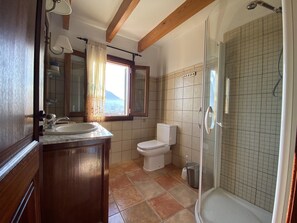 Bathtub, bidet, towels, toilet paper