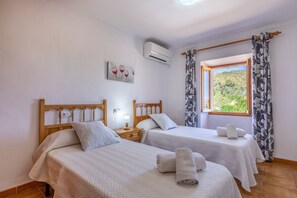 3 chambres, coffres-forts dans les chambres, fer et planche à repasser