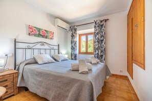 3 chambres, coffres-forts dans les chambres, fer et planche à repasser